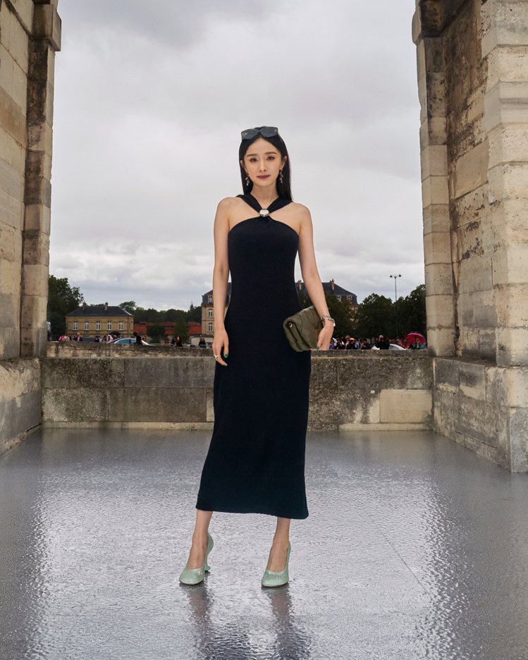 LOEWE品牌代言人楊冪也身穿黑色洋裝，出席LOEWE巴黎秀。圖／LOEWE提供