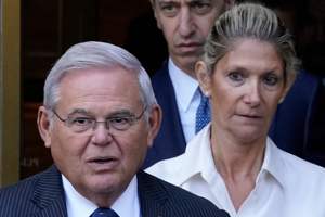 聯邦參議員梅南德茲（左）與妻子娜汀（右）被列為收賄罪共犯。法新社