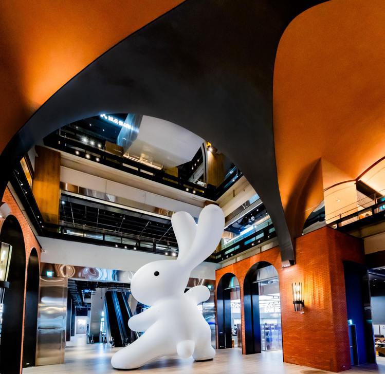 由藝術家黃本蕊創作的10米高巨型兔子「太極尼尼」藝術裝置在誠品生活新店1樓迎賓。圖／誠品提供