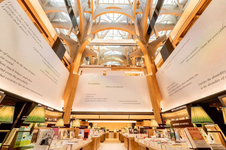 位於4樓的誠品書店特別打造30米天井，導入戶外自然光。圖／誠品提供
