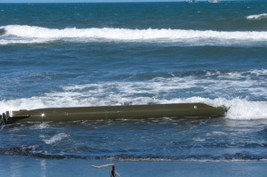 2003年9月4日，漢光演習未成功中靶的魚雷，下午被沖上利澤海邊。圖／聯合報系資料照片