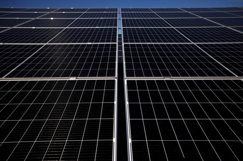 讀賣新聞報導，七大工業國集團（G7）計劃在10月舉辦的世界銀行年會上宣布成立新框架，重新建構太陽能板等再生能源技術的供應鏈，以降低對中國大陸依賴。路透