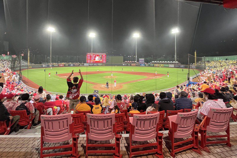 天母球場在2018年經過整修之後，已成為台灣最好的人工草皮球場，不但讓中職比賽可以順利進行，也有利中華隊的集訓。 聯合報系資料照片