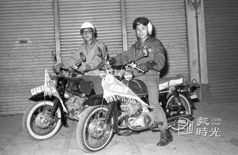 兩位準備以摩托車作環島旅行的青年呂慶安與黃良雄。聯合報系資料照（1965/04/30 陳明輝攝影）