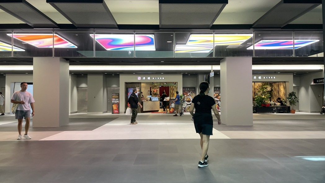 東森購物全新改裝台北車站「東森廣場K區地下街」今起試營運，民眾覺得較以前裝潢更為...