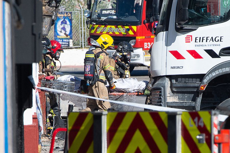 西班牙緊急服務單位今天表示，東南部穆西亞市（Murcia）多家毗鄰的夜店發生火災，迄今至少造成13人死亡。法新社