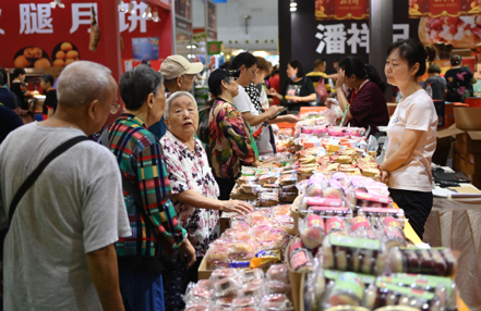 中國大陸今年月餅銷售情況大不如前，不少人更傾向於買散裝月餅。圖為重慶舉行的中秋食品博覽會暨月餅文化節。中新社