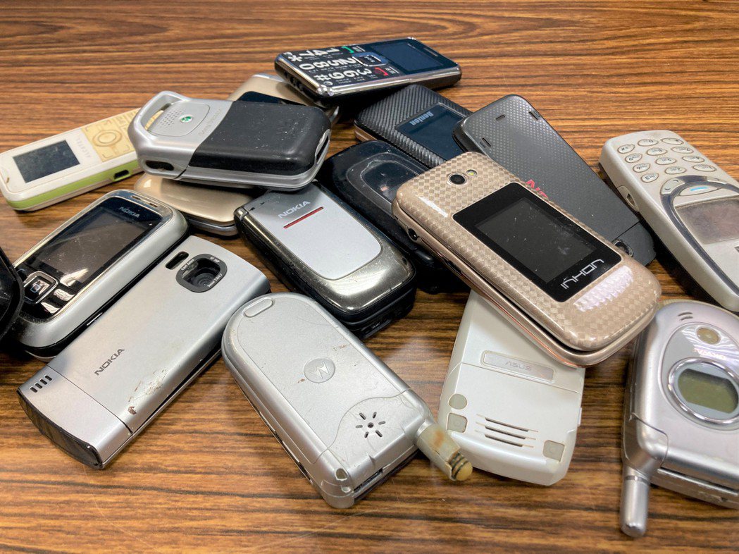 廢棄手機若隨意棄置或拆解，恐造成環境嚴重汙染。圖／新北市環保局提供