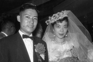 1956年10月2日，名伶劉玉琴（右）與青年實業家戴鴻安（左）舉行婚禮。圖為會中兩人儷影。圖／聯合報系資料照片