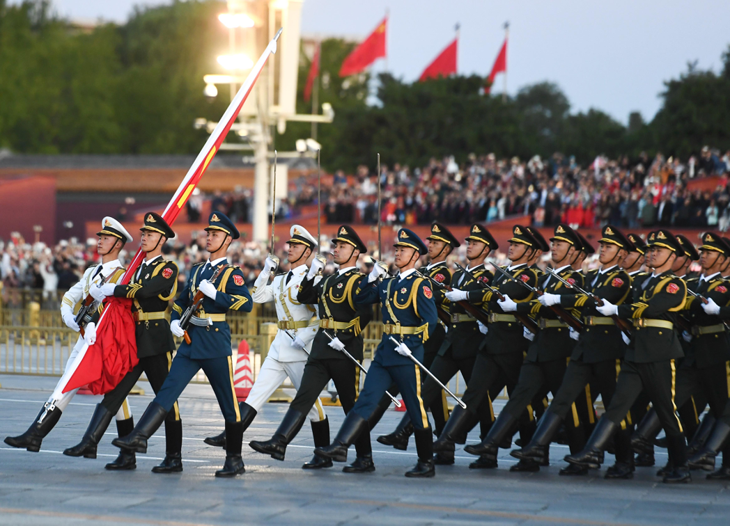 北京天安門廣場「十一」升旗典禮，湧入逾30萬人觀看。新華社