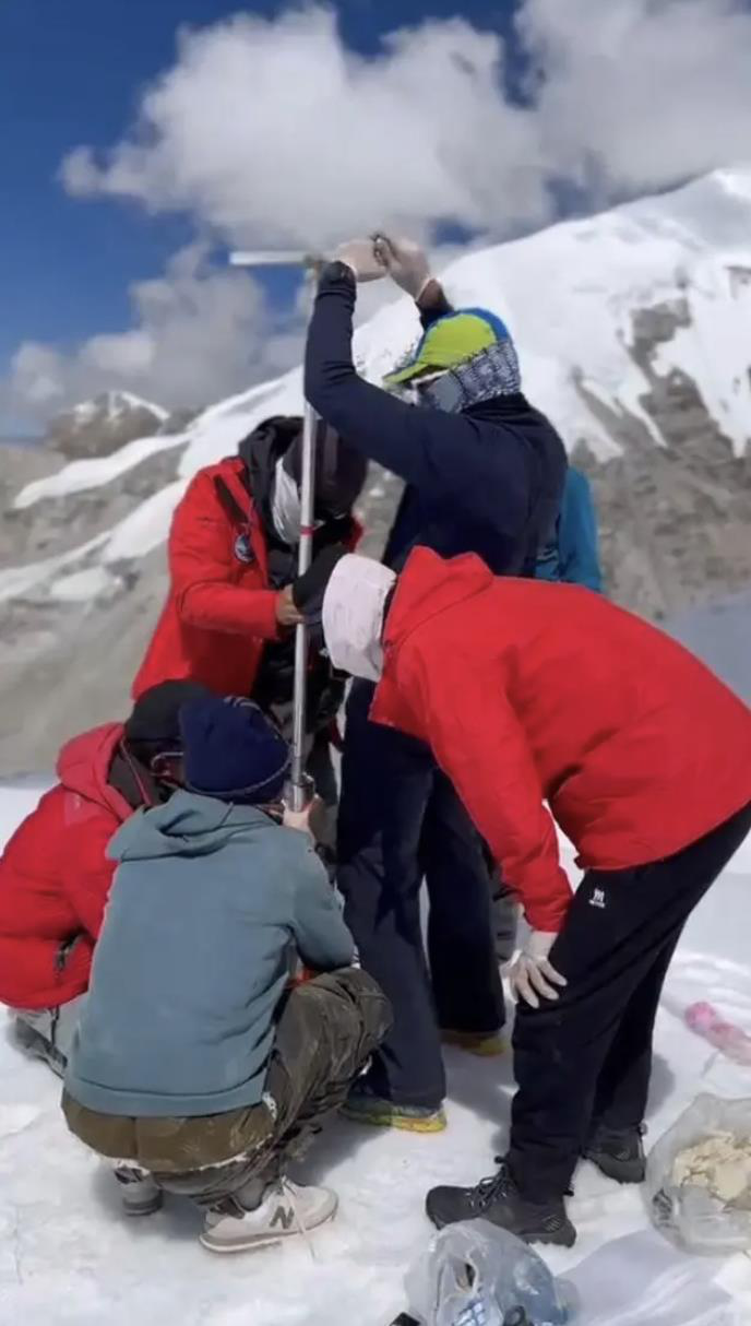 大陸科考隊員9月29日在卓奧友峰地區鑽取冰芯。（取自新華社）