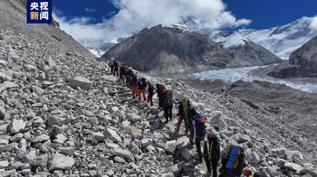 大陸18名科考登頂隊員10月1日成功登頂卓奧友峰。（取自央視新聞）