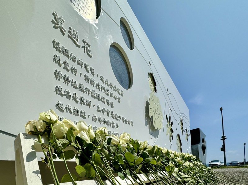 潔白感恩紀念牆以6朵茉莉花為設計，詩詞中「莫逆」二字，傳達台灣人與所有在台打拚的移工夥伴，難以割捨的莫逆情誼。圖／蘭博提供