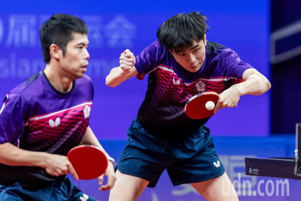 杭州亞運會上，我國「桌球教父」莊智淵（左）和林昀儒（右）在昨天男雙8強賽上演驚天...