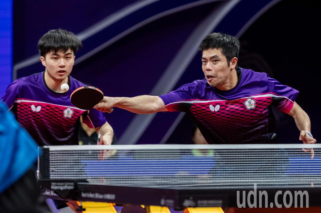 杭州亞運會上，我國「桌球教父」莊智淵（右）和林昀儒（左）在昨天男雙8強賽上演驚天...