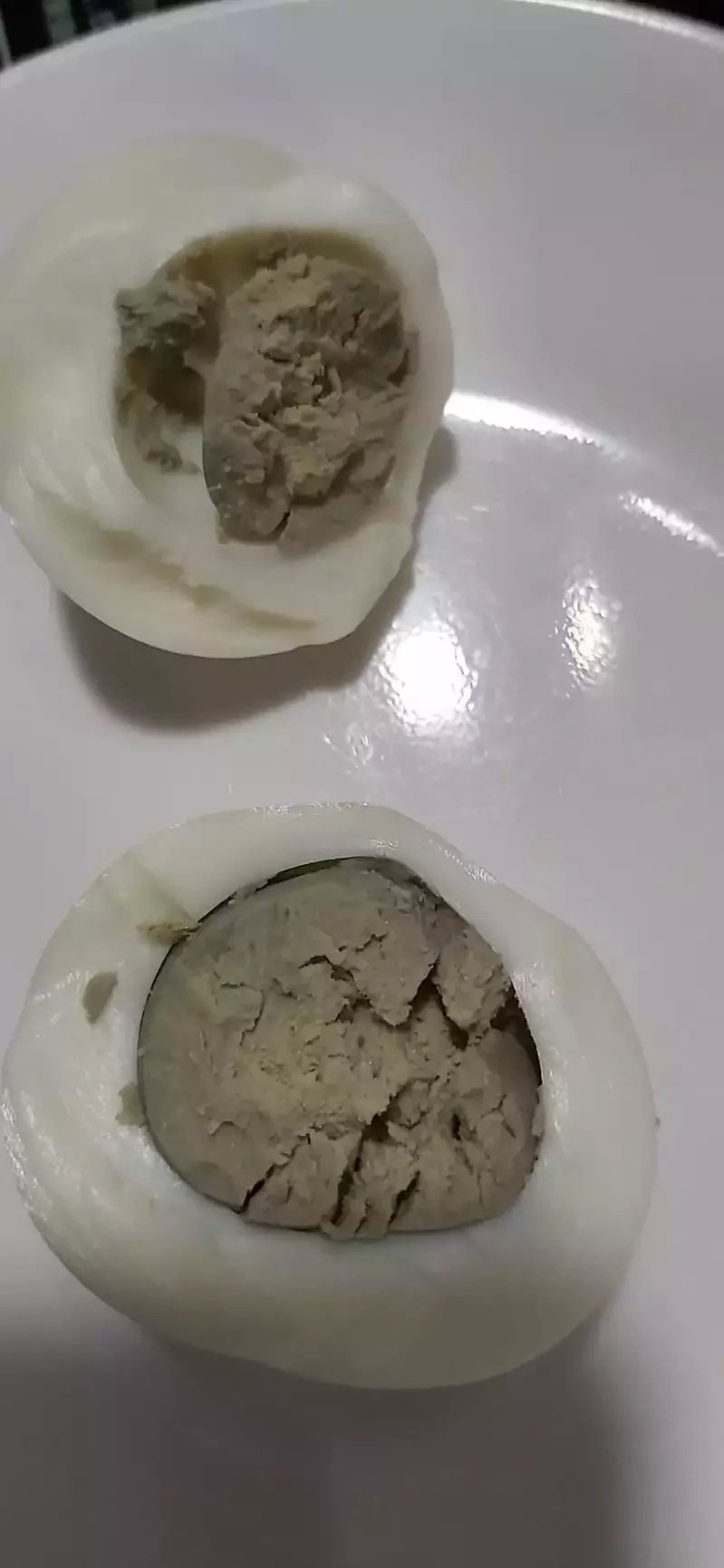 高雄女網友貼文PO出蛋黃為灰綠色的水煮蛋，質疑是否是買到巴西蛋。圖／翻攝自臉書社團「高雄大小事」