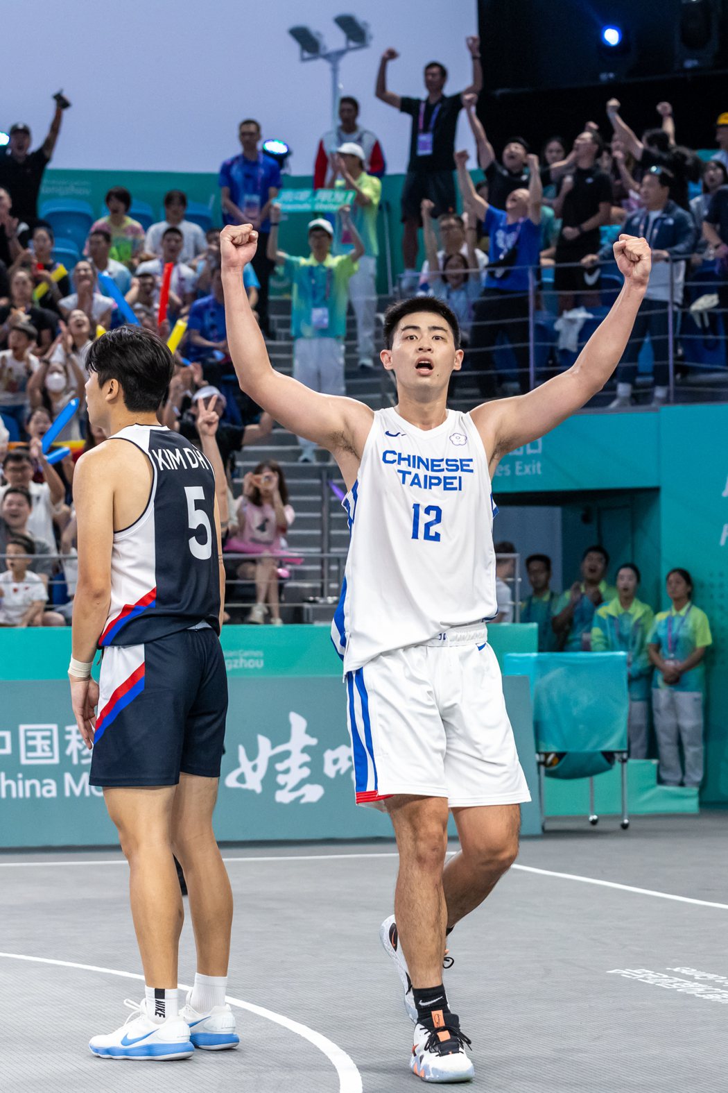 杭州亞運今天籃球3對3四強戰打入延長賽，南韓隊先切入取分，但中華隊不斷的外線嘗試...