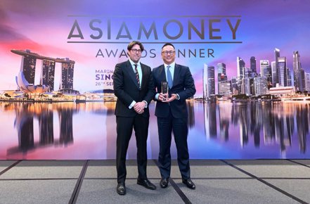 國泰世華銀行獲國際媒體《Asiamoney》頒發「台灣年度最佳中小企業銀行」，由國泰世華新加坡分行副總經理黃偉坤（右）代表領獎。國泰世華銀行／提供