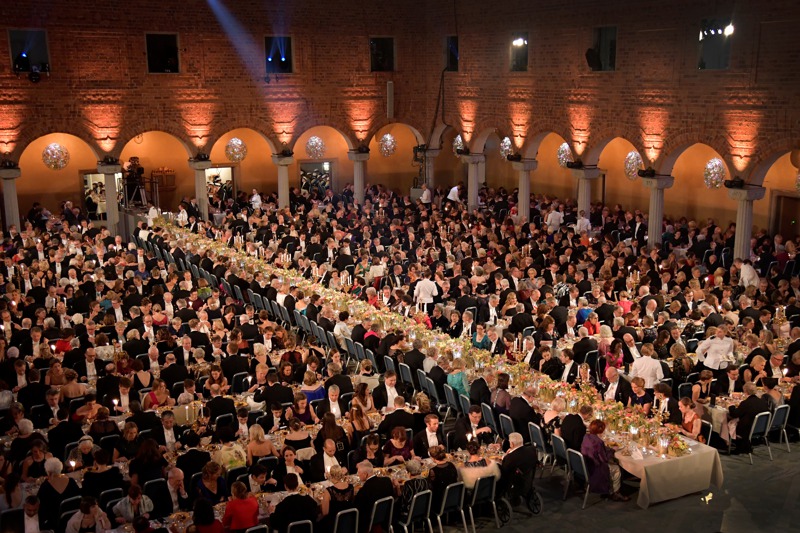 諾貝爾醫學獎、物理學獎、化學獎、文學獎和經濟學獎在瑞典首都斯德哥爾摩頒發，典禮結束後市政廳會舉行豪華宴會宴請約1300名嘉賓。路透