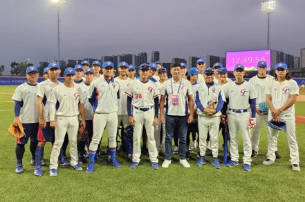 杭州亞運棒球賽事開打，亞洲棒球總會會長暨中華棒球協會理事長辜仲諒（前排中）到場勉勵中華隊全體選手及教練，為中華隊加油打氣。中華棒協／提供