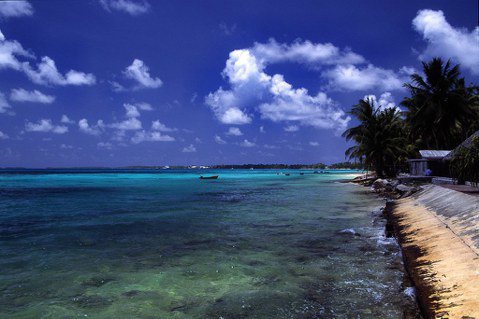 吐瓦魯首都富納富堤（Funafuti）的半數土地，可能將在2050年沈入海平面下...