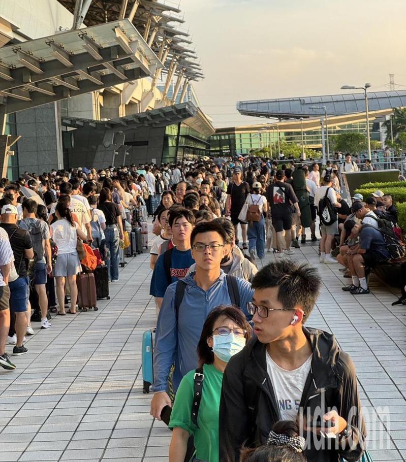台中高鐵站在今年中秋節連假塞爆，便有網友好奇造成此次人潮眾多的原因。記者陳秋雲/攝影