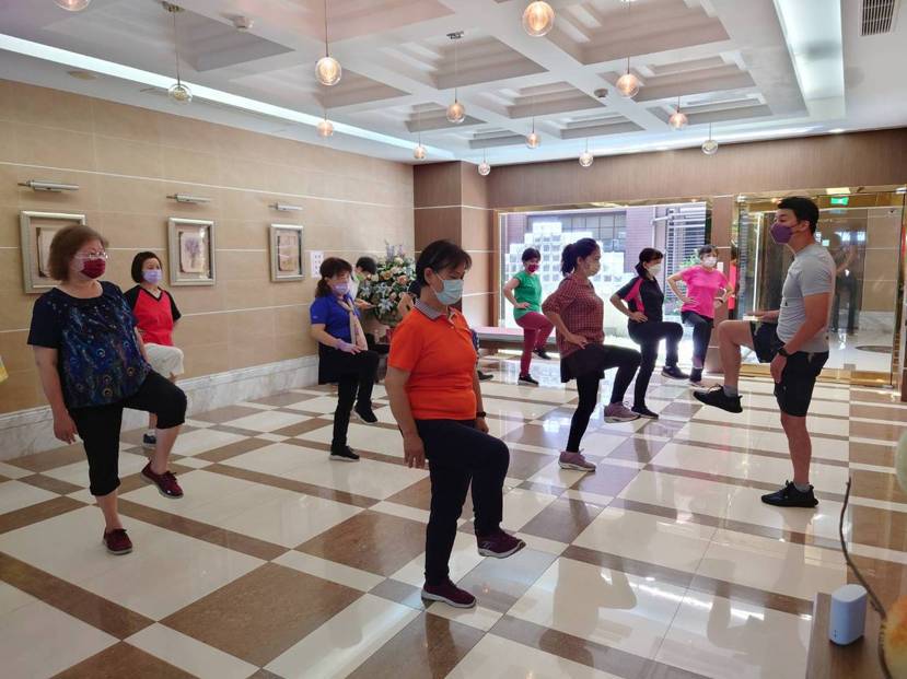 格林珍寶社區舉辦腿部肌力訓練課程。 圖／新北市政府提供