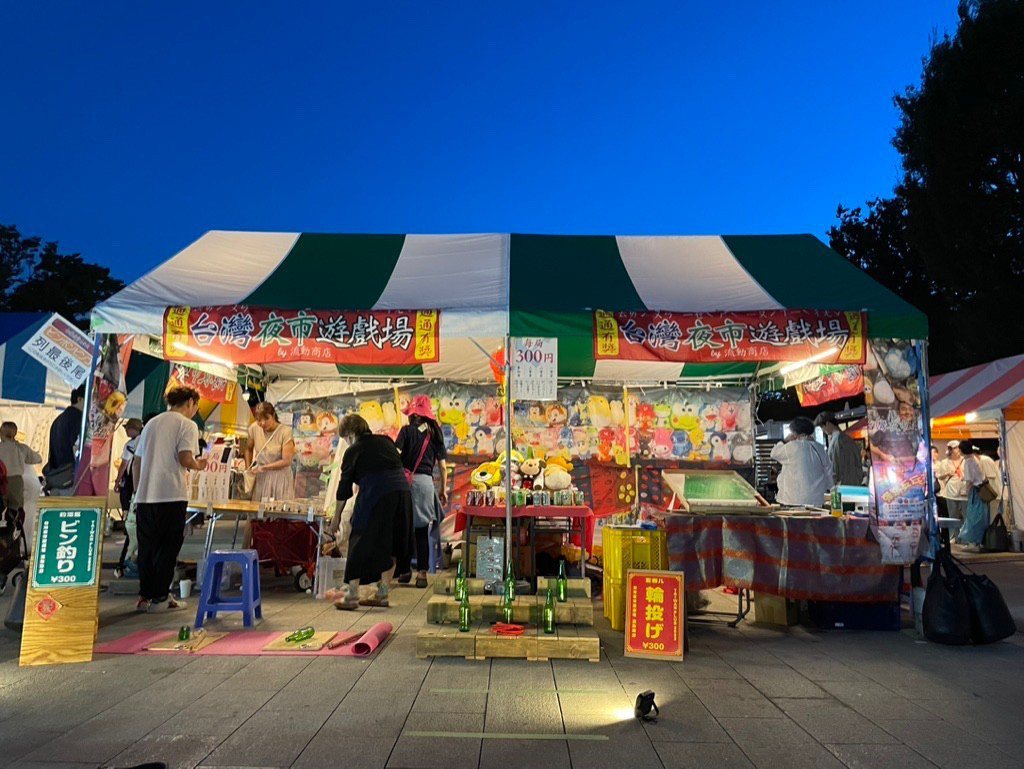 都市設計師三文字昌也，將台灣夜市的遊戲攤位於日本複製重現。 圖／三文字昌也提供