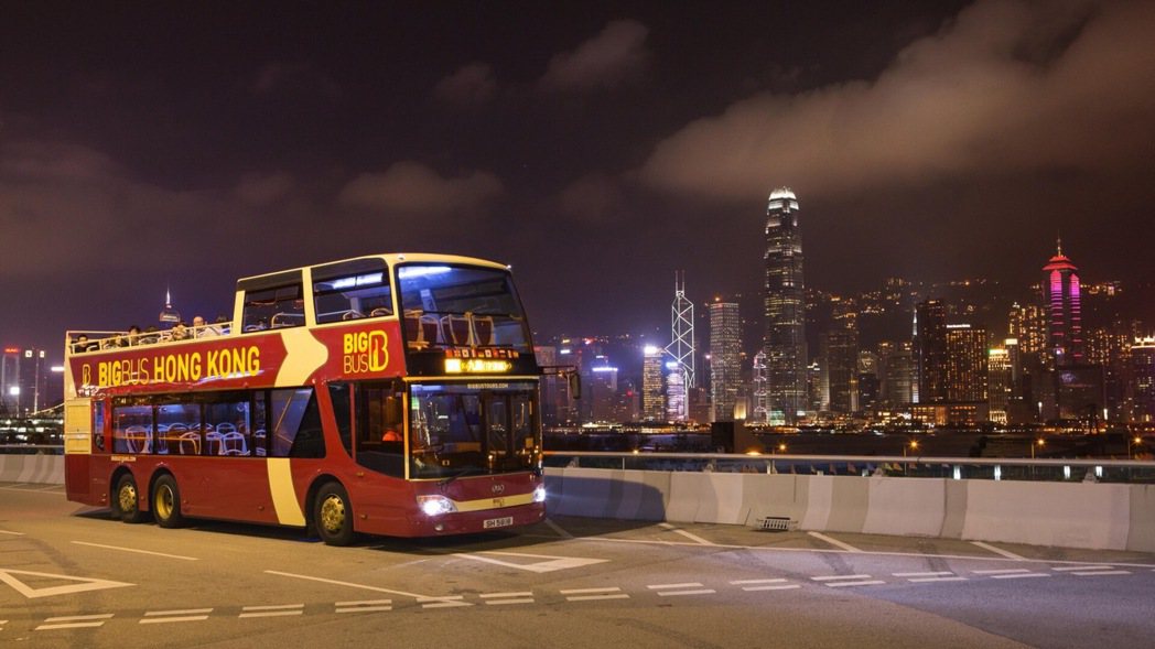 香港旅遊發展局推出旅客開篷巴士夜遊香港優惠，2023年十一月至204年一月期間，...