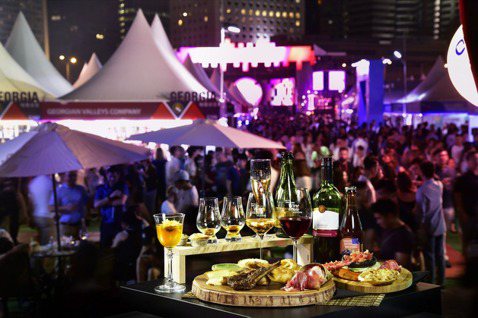 「香港美酒佳餚巡禮2023」現場將設置約300個環球美食及佳釀的攤位，為各年齡層...