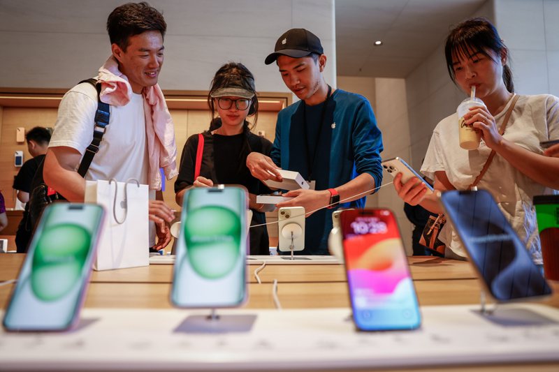 今年下半年智慧型手機市場相當熱鬧，蘋果iPhone 15催出一批換機潮，華為Mate 60 Pro暴紅，更帶動Android陣營新機齊發熱鬧滾滾。圖為消費者在北京蘋果商店購買最新iPhone 15系列手機。歐新社