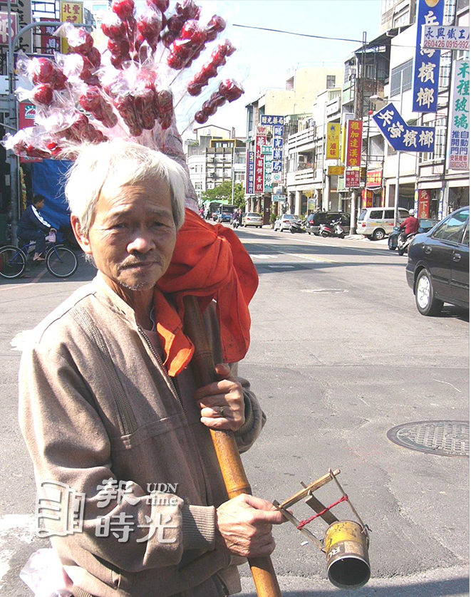 吳阿乾古早味街頭叫賣糖葫蘆，一轉眼賣了50多年。圖／聯合報系資料照（2010/01/17　范榮達攝影）