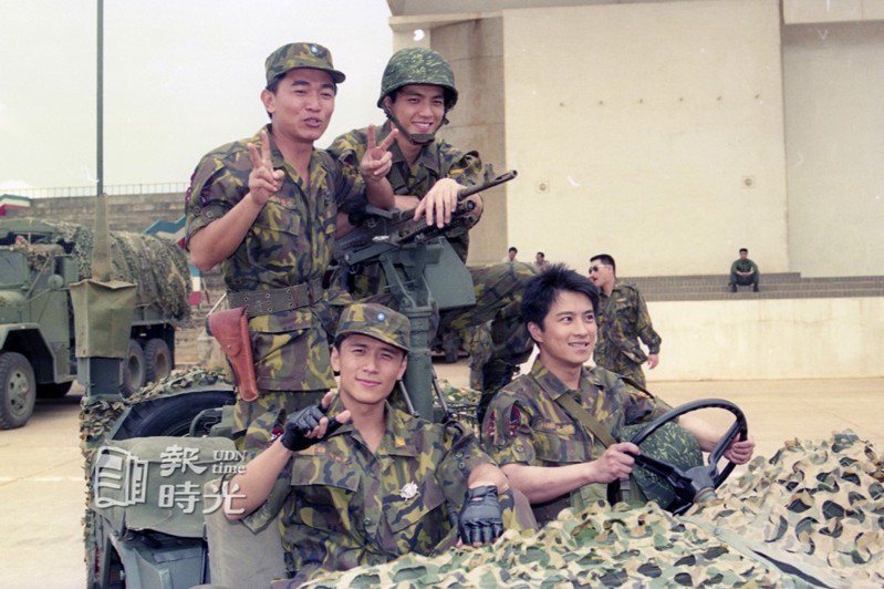 新片「超級班長之師對抗」在陸軍湖口裝甲基地拍攝一場大場面的軍事戲。圖為唐文龍（左前）、陳山河（右前）、吳宗憲（左後）、鍾漢良（右後）。圖／聯合報系資料照（1996/04/29　施偉平攝影）
