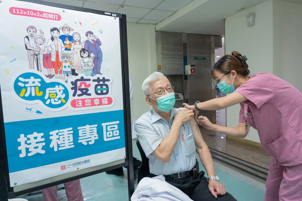 光田綜合醫院總院長王乃弘率先接種流感疫苗。 光田醫/提供。