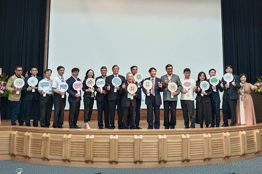 邀請與會的貴賓與企業負責人簽署加入「台灣能源數位賦能生態系」合作夥伴。 中華大學...