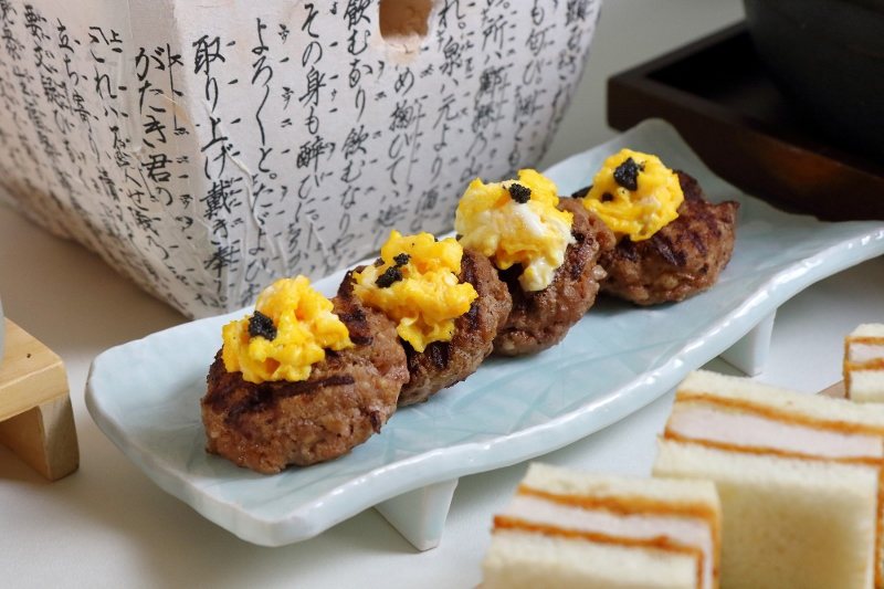近期掀起的日式漢堡排風潮， Le Cafe 咖啡廳也供應起「香煎碳烤松露牛漢堡排...