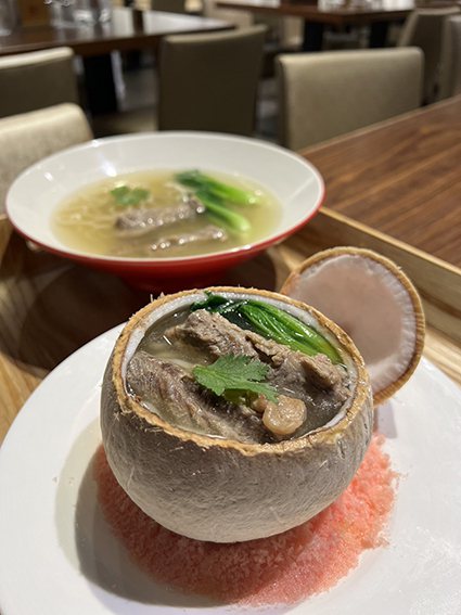 椰香清燉牛肉麵，以椰子當碗相當吸睛。 台北市牛肉麵交流發展協會/提供