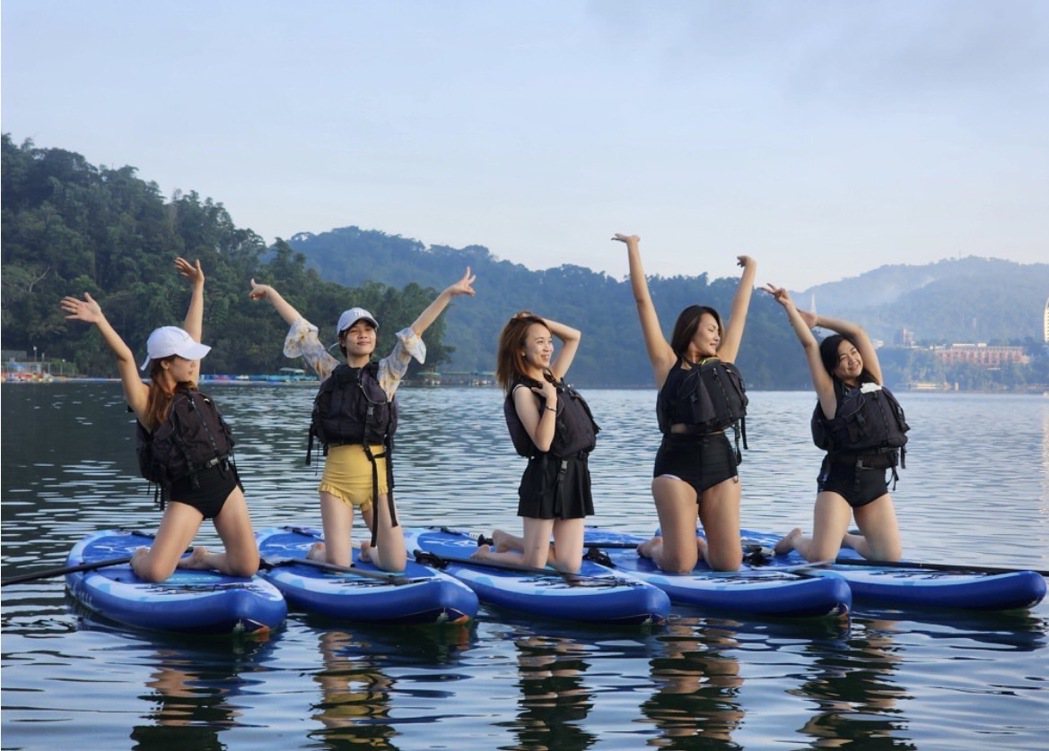 「樂水軒民宿」教練帶領遊客前往日月潭SUP立式划槳體驗。