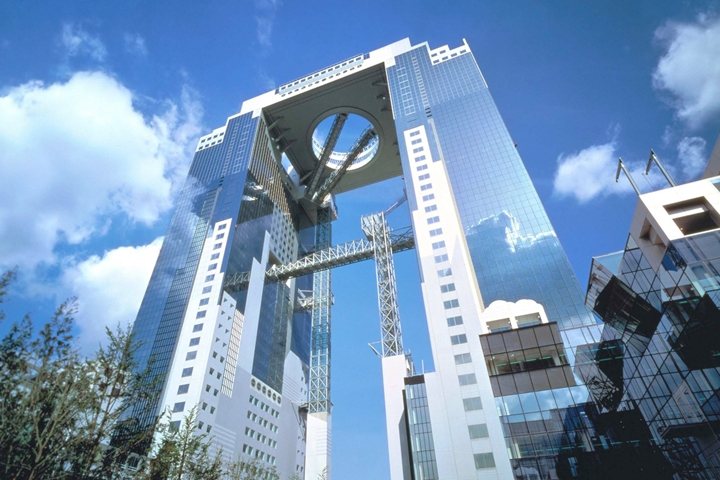 「梅田藍天大廈」是大阪的代表性建築之一，也是觀光客必去的熱門景點。　圖：梅田藍天大廈／來源