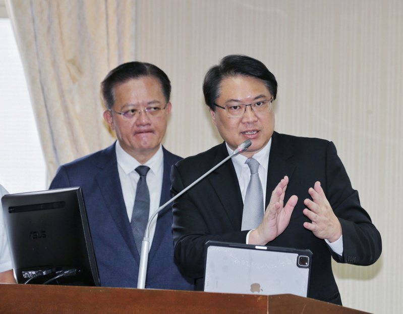 內政部長林右昌（右）與消防署長蕭煥章（左）。本報資料照片