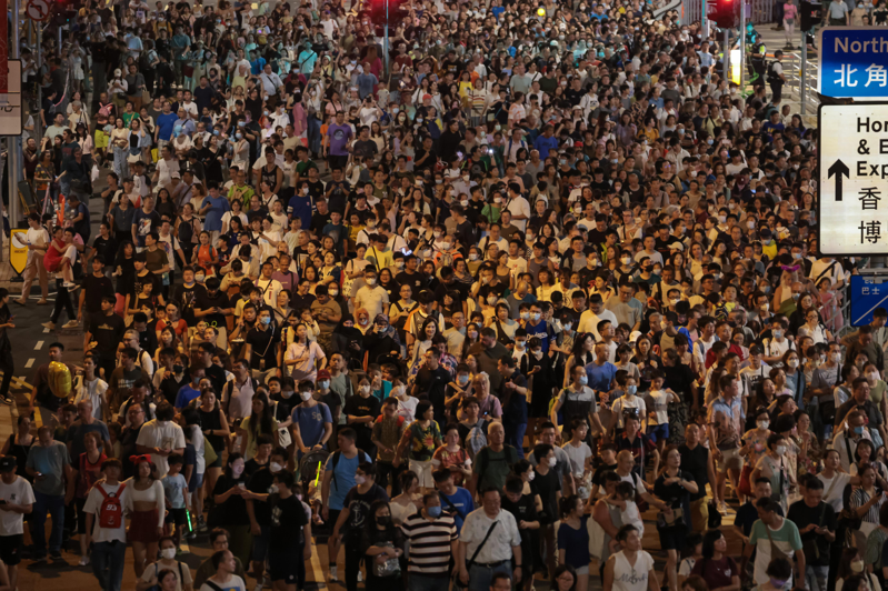 10月1日為慶祝中共建政74周年，香港時隔五年再次舉行煙火表演，吸引眾多香港市民與遊客觀賞。（香港中通社）