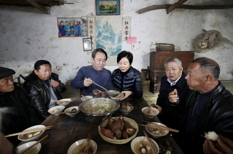 2018年，許家印（右四）與太太丁玉梅（右三），回河南鄉下探親。（圖／取自中國恒大官網）