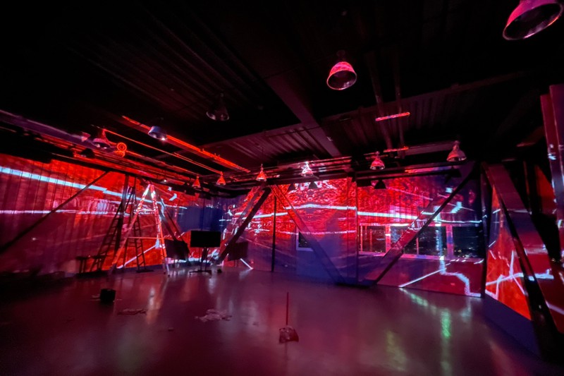 國立台北藝術大學「科技藝術館」是科技藝術等研發展演基地，圖為藝術家自虛擬世界輪迴、投胎為概念出發，運用網路程式運算生成影像。圖／北藝大提供