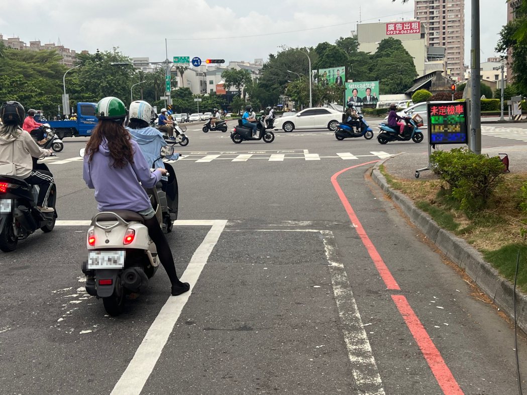 台南市環保局在市區重要路口架設機車定檢即時顯示系統，透過AI辨識即時呈現車輛定檢...