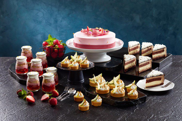 多款甜點全新亮相，草莓慕斯彩虹杯（左起）、白巧克力檸檬塔、粉紅提拉米蘇和柚香巧克...