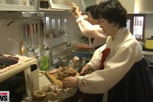 南韓中秋節傳統上女性要負責準備茶禮至少24道菜餚，遵守配色、食材、祭祀祖先性別和擺設方向等規定，還要同時準備家人的餐點。圖／取自YouTube