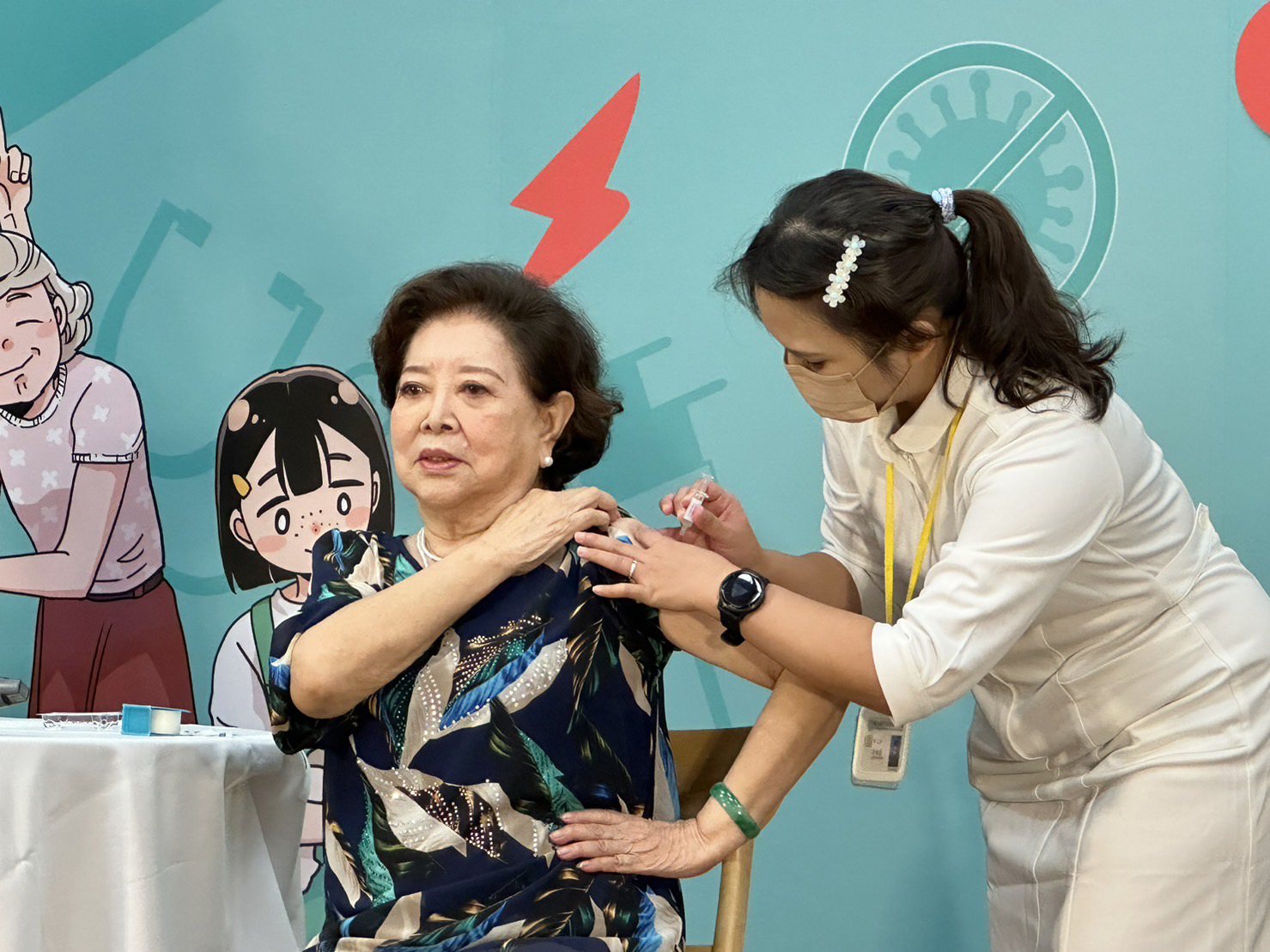 資深藝人陳淑芳(左)擔任防疫大使，鼓勵民眾踴躍接種流感疫苗。記者沈能元／攝影