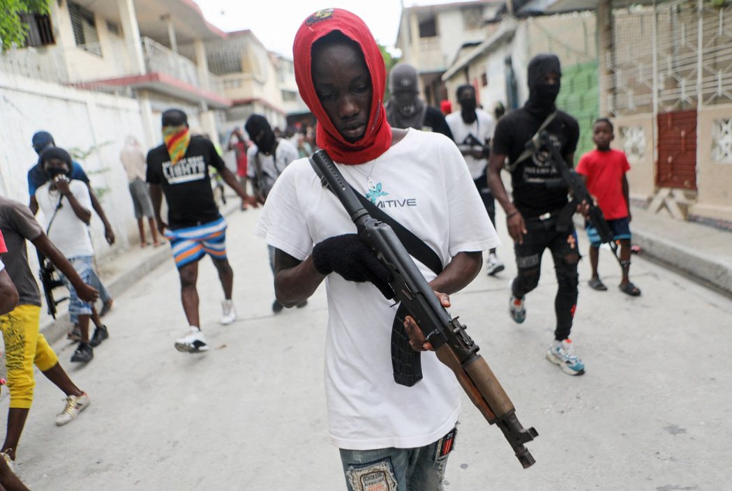 圖為封鎖港口的海地黑幫「G9」成員。 圖／路透社