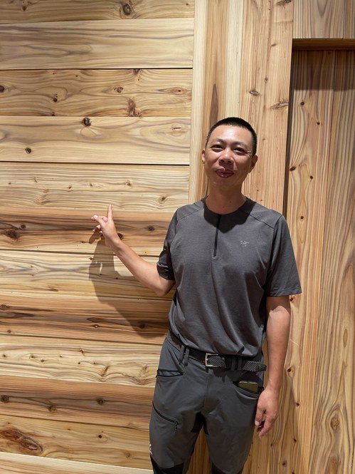 木材供應商梁國興指出，柳杉、台灣杉是裕隆城門市裝潢主要材料。 攝影：那滈
