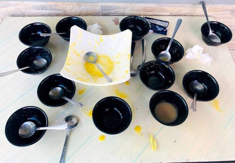 從老闆貼出照片可見，小碗份量的芒果冰已被吃清光，附近擺放了12個黑色小碗用作分食，而桌上滿布芒果冰殘汁，亦有使用過的衛生紙，相當邋遢。圖／翻攝自爆料公社二社。